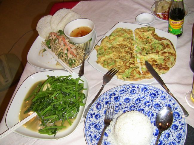 ３日目の夕食。バーストリート近くのアンアン料理店にて。<br />空芯菜炒め・青いマンゴーと干し魚の和えサラダ・ニガウリ入りのオムレツ・ご飯。<br />サラダは酸っぱすぎてＮＧだった。<br />