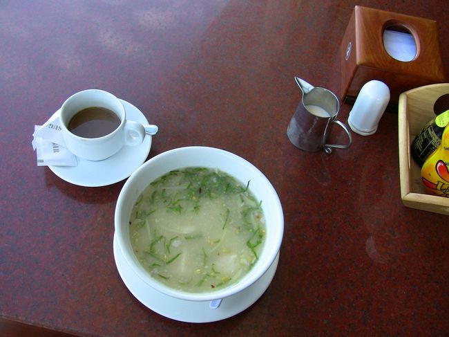 ４日目の朝食。ホテルにて。<br />鶏肉入りおかゆ。<br />ホテルでは５種類の料理からトッピング（牛肉・豚肉・魚）をして注文。注文を受け付けたウエイトレスは無線機で調理場に指示を送っていた。