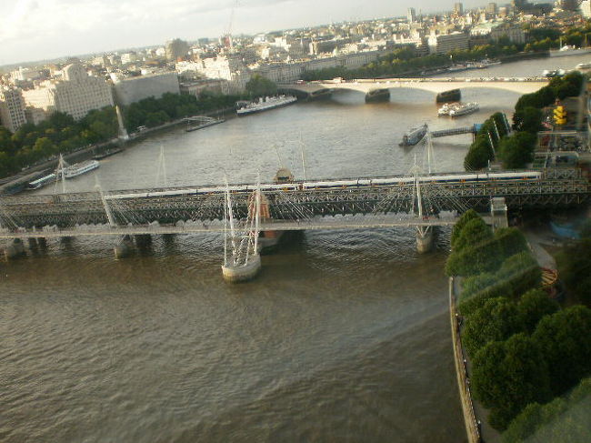 ロンドンアイから俯瞰して見た景色。<br />以下の写真も同様。<br /><br />テムズ川にかかる橋を渡る電車はおもちゃみたいに小さく見えます。<br />こちらはチャリングクロス側？<br />もとい、ウォータールー側ですね。