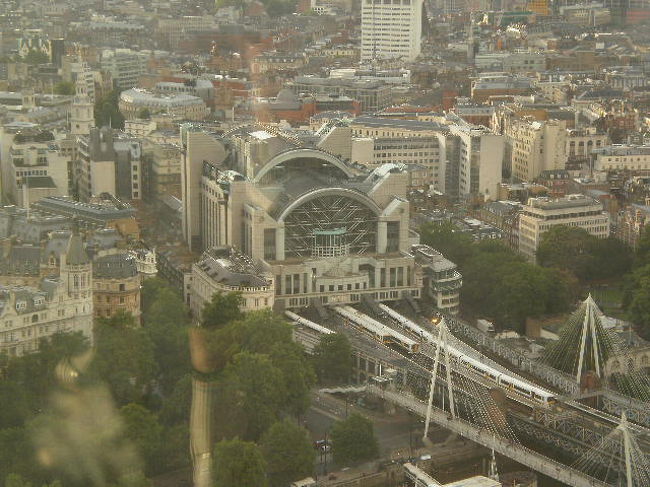 こちら側はコベントガーデンとかトラファルガー広場とかある。<br /><br />電車がいっぱい。