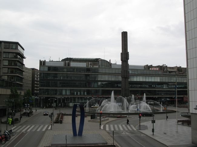 夕方ｽﾄｯｸﾎﾙﾑに到着。<br />ﾎﾃﾙに荷物を置いて街の散策。<br />ﾎﾃﾙ近くのｾﾝｹﾞﾙ広場。<br />あのﾀﾜｰ、夜にはﾗｲﾄｱｯﾌﾟされるみたいだけど<br />結局見ることはできなかった。<br />暗くならないんだもん。