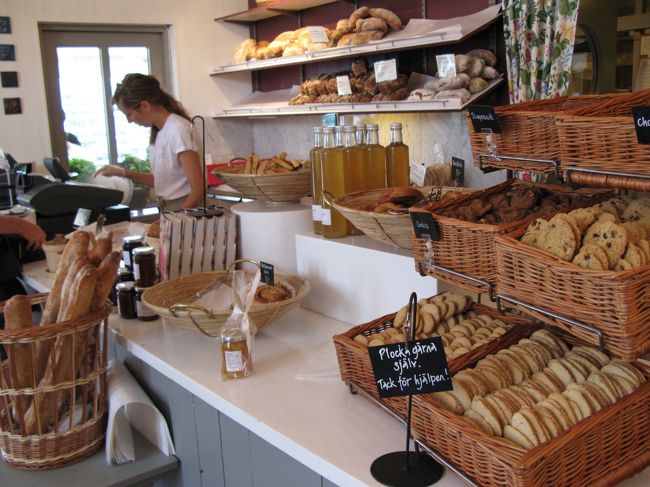 ｸｯｷｰ、ｼﾞｬﾑや野菜を売ってたりします。