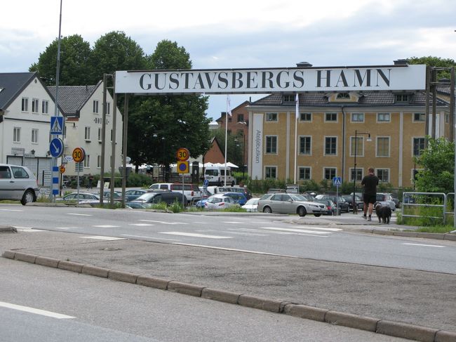 お腹を満たした後は、ｸﾞｽﾀﾌｽﾍﾞﾘ陶磁器博物館へ。<br />路線ﾊﾞｽが高速走るなんて日本じゃ考えられないよね。<br />ｽﾙｯｾﾝのﾀｰﾐﾅﾙから30分くらいﾊﾞｽに乗りました。<br />もちろん72時間有効のﾄﾗﾍﾞﾙｶｰﾄﾞで。<br />ここはｽﾄｯｸﾎﾙﾑだけど、安かったんでｲｯﾀﾗのｷｬﾝﾄﾞﾙﾎﾙﾀﾞｰを買っちゃった。