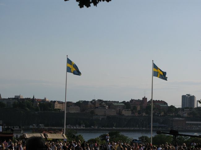 22:00まで営業してるって言うからｽｶﾝｾﾝに行ってみたら、ものすごい人！<br />誰かの野外ｺﾝｻｰﾄがあったみたい。<br />しかも昔の衣装を着た人が説明してくれるという<br />色んな建物は全て終了してる。<br />皆ｺﾝｻｰﾄ目当てだったんだ！<br />平日なのに！