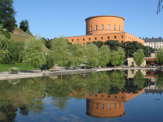 5日目。<br />ｱｽﾌﾟﾙﾝﾄﾞが設計したというｽﾄｯｸﾎﾙﾑ市立図書館へ。<br />地下鉄を出て直ぐに見えたｵﾚﾝｼﾞの建物。<br />