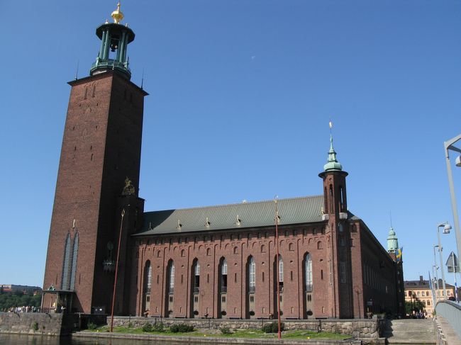 お次はｽﾄｯｸﾎﾙﾑ市庁舎へ。<br />格好いい建物。<br />益川さん達がここで晩餐会をしたんだと思うと<br />感激も一入。<br />塔に登って景色を見たくて列に並んだけど、<br />10分待っても1歩も進まず後の予定を考えて断念。