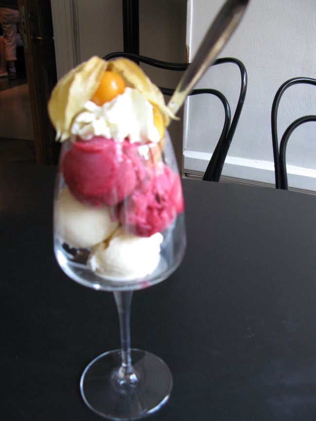 ｶﾞﾑﾗｽﾀﾝへ寄って、ﾉｰﾍﾞﾙ博物館のcafeで<br />ﾉｰﾍﾞﾙ賞晩餐会に出るのと同じというｱｲｽｸﾘｰﾑを。<br />と、ここで事件(?)<br />私、食い逃げしちゃったみたい、多分、いや絶対。<br />私が食べてるうちにお客さん皆帰っちゃって、<br />お店の人もいなくてお勘定のことなんてすっかり頭から消えてて、食べ終わったから帰ってきたんだけど、<br />夜清算してたらﾚｼｰﾄがない！ｱｲｽがいくらだったかも記憶に無い！けど、もう手遅れ。『ご馳走様でした！』