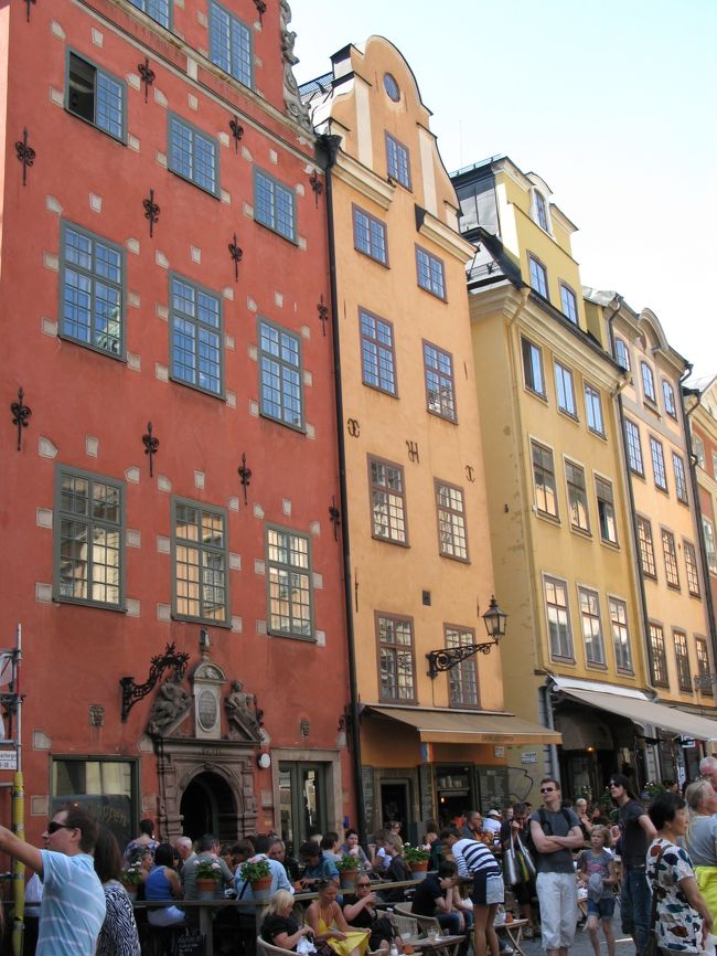 大広間のｶﾌｪ･ｺｯﾍﾟﾝは超満席。