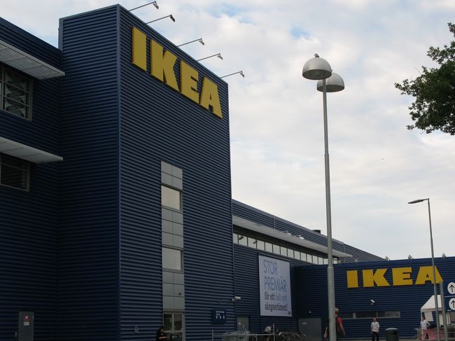 IKEAの無料バスで30分のはずが、途中、何故だかわからないけど警察に道路が封鎖されて30分くらい足止め。結局、1時間くらいかかった。<br />入り口から出口まで一方通行のようになってて、気になったものはそのとき袋に入れておかないと、後戻りするのは大変。それくらい広い。