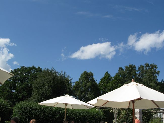 6日目。<br />ｽﾄｯｸﾎﾙﾑ最後の日。<br />shopをはしごした後、ﾛｰｾﾞﾝﾀﾞｰﾙ・ｶﾞｰﾃﾞﾝのﾘﾍﾞﾝｼﾞ。<br />また行っちゃった。<br />どうしてもここで青空の下食事したかった。<br />日差しはあるけどﾊﾟﾗｿﾙの下、心地よい風がいい気分にしてくれました。<br />ずっと居たかった。