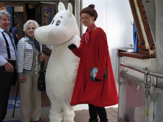 入り口ではﾑｰﾐﾝとﾐｰがお出迎え。<br />あたりまえだけど、大人は相手にしてもらえなかった。