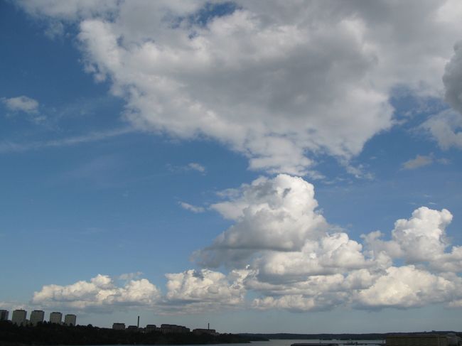 出発前から陽が暮れるまでほとんどを過ごした甲板。<br />いろんな形に変える雲を見てるだけで満足だった。