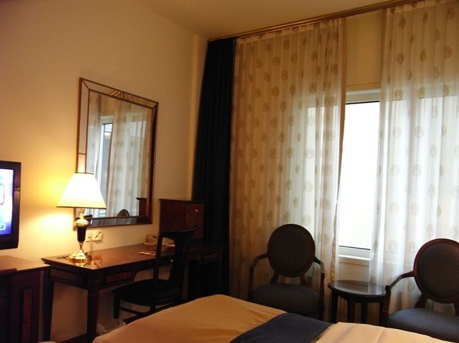 ホテルのお部屋。<br />綺麗だったけど、オスロのホテルはとにかく高い。翌朝は朝一番で中央駅からフィヨルドツアーに出掛けるので、駅前のホテルにした。