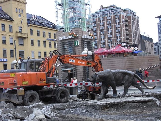 ２年前に出会ったトラに会いに、トラフィカンテン近くの広場に行くと工事中。