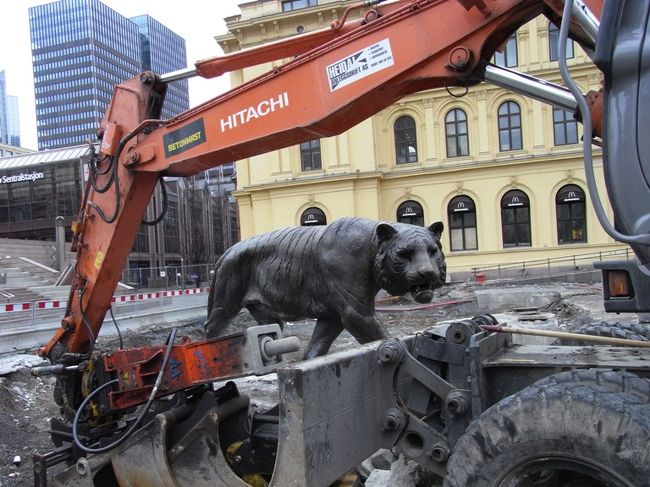 相変わらずの迫力。今度は綺麗になった広場で会いたいなぁ。