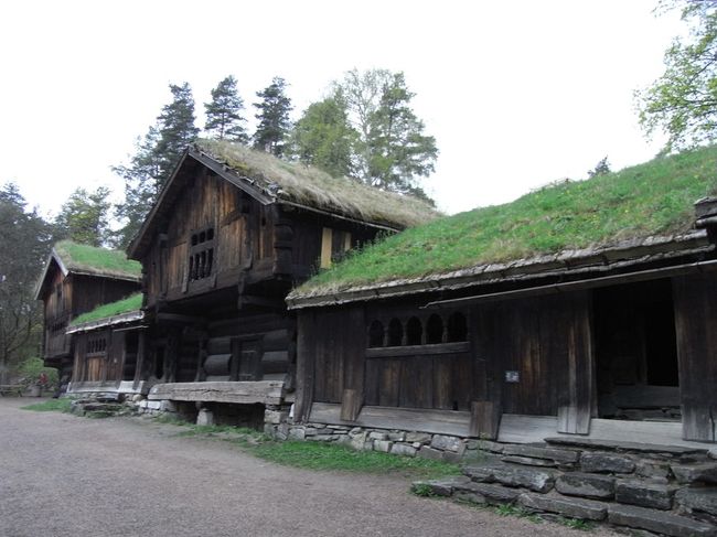 ノルウェー民俗博物館を散策。<br />屋根に草が生えている農家らしい。