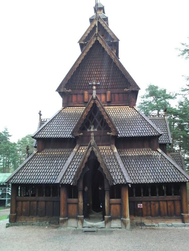 スターブ教会（stavkirke）。<br />12世紀から14世紀の間に建てられた木造教会。