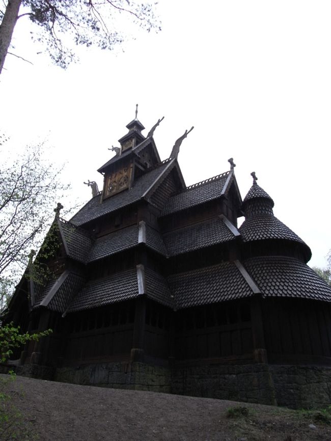 後ろから見た、スターブ教会。<br />正面から見るのと全然違う形をしていて不思議。