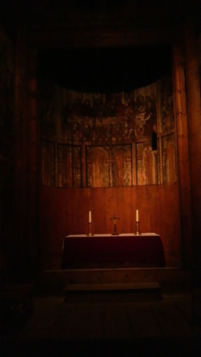 スターブ教会の中に入ってみた。<br />中は教会らしく神聖な趣き。