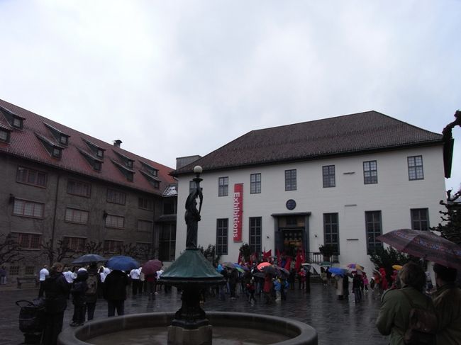 今日はメーデー、昇天祭の祝日が重なっていて、何か始まりそう。