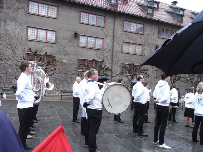 音楽隊も姿勢よく演奏の始まりを待つ。