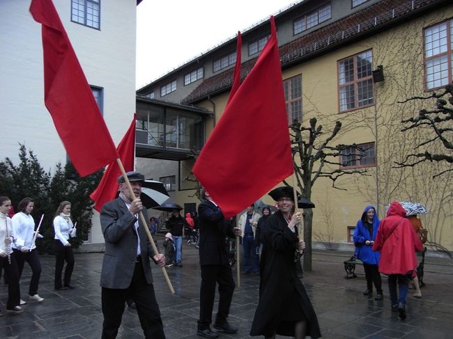 行進が始まった。