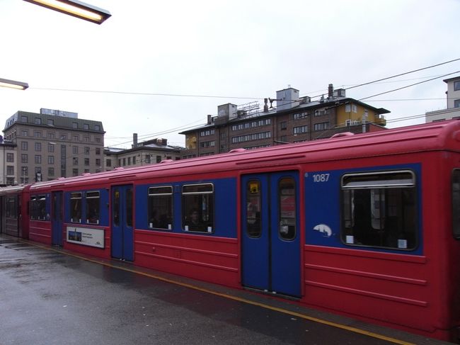 地下から地上に出た列車。