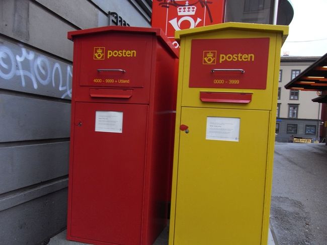 オスロのポスト。赤色と黄色があってかわいらしい。<br />
