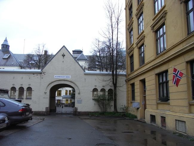 奥に見える白い建物は学校のようだった。