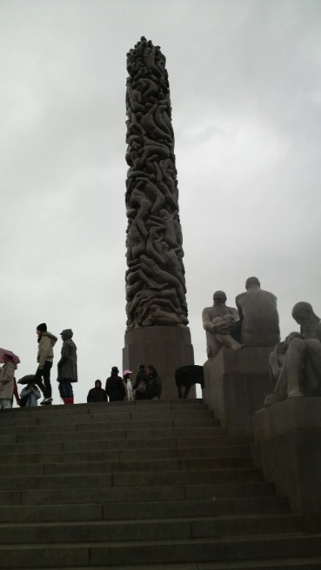 目の前にそびえるのは。