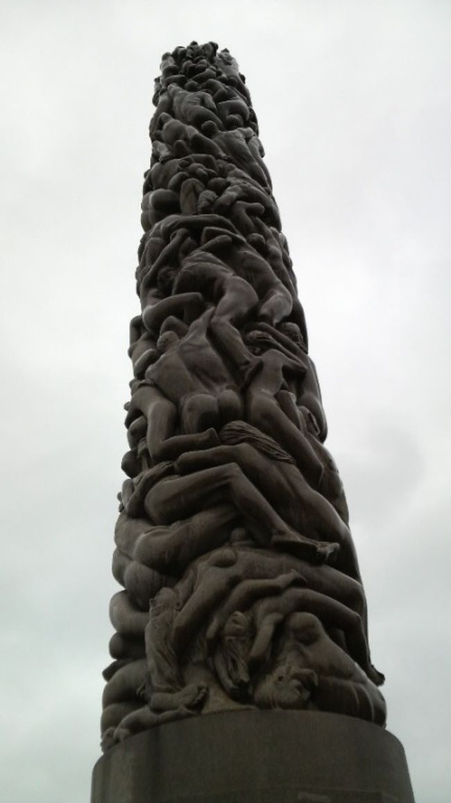 モノリッテンと言うそうだ。<br />高さ１７ｍ、１２１体の人間像。近くで見るとすごい。