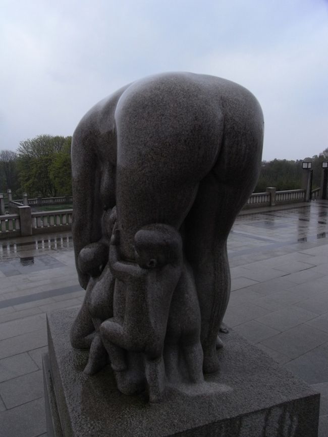 母親に甘える子供たち。