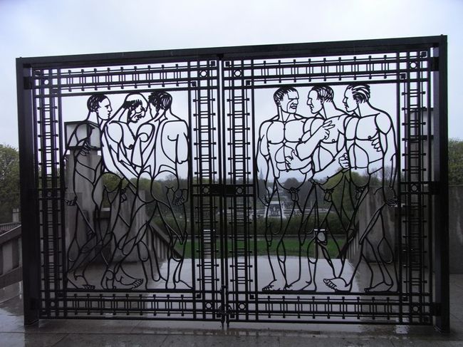 鉄線で人間が描かれた門。