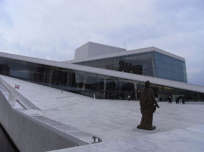 ガラス張りの素敵な建物。