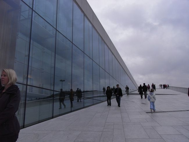 オペラハウスの上に登ってみる。急な角度。空に向かって歩いているようで気持ちいい。