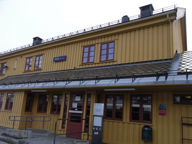 途中の駅。黄色の建物が可愛い。