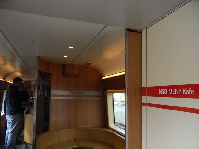 車内のカフェコーナー。