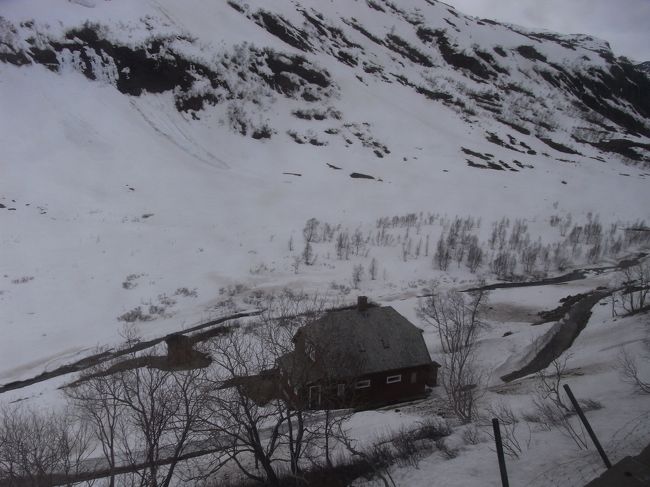 途中の景色。まだこんなに雪が積もっている場所もある。