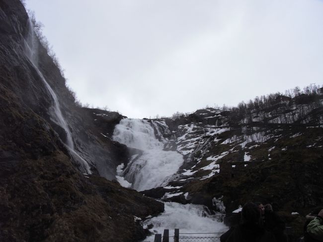 ショース滝。<br />ここで鉄道はしばらく停車して自由に撮影ができます。近くに行くと顔に水しぶきがかかる程の勢いです。
