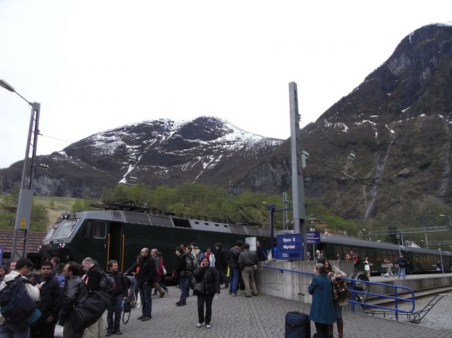 山にはまだ雪が積もっているところも見られます。