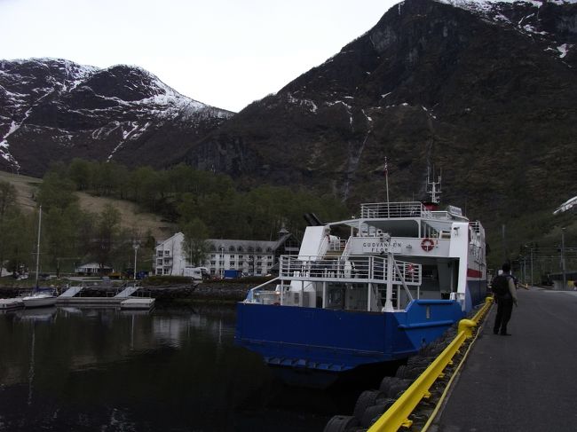 こちらのフェリーに乗ります。少し出発までの時間があるので、お土産やさんで買い物をしました。