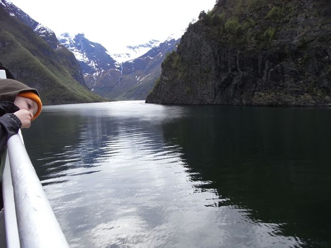 穏やかな光景に、子供も気持ち良さそうにフェリーに身をまかせています。