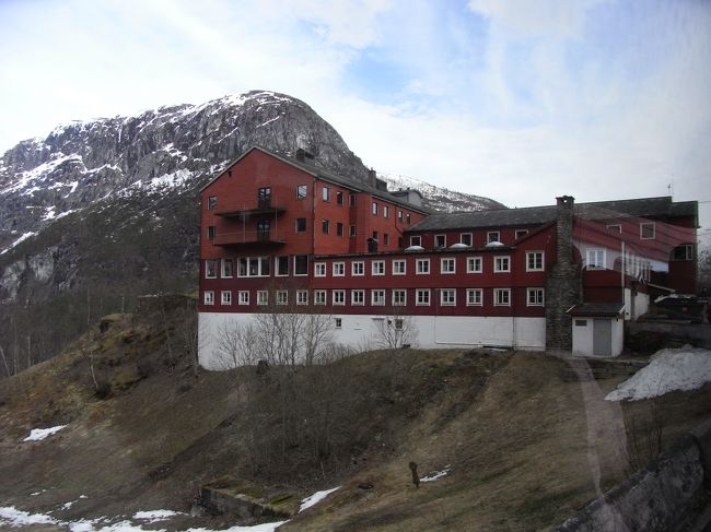 山の上にある、スタルハイムのホテル。<br />夏の間だけ泊まれる。前回はここでトイレ休憩があったけど、今回は止まらずに通り過ぎた。