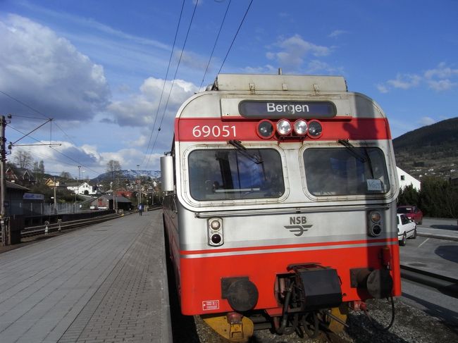 ベルゲン行の列車。この明るさで夜の１９時ぐらい。１日は長い。