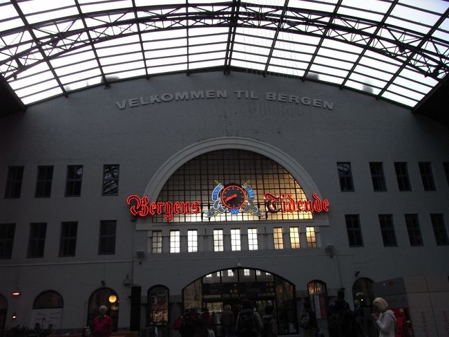 ２０時半すぎにやっとベルゲン駅に到着。<br />朝の８時に出発したから約１２時間。