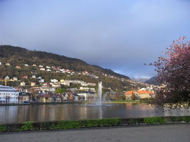 ホテルまで歩いて移動。外は明るいから少し観光できそう。