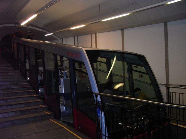 ２１時半発のケーブルカーに乗る。<br />ナットシェルで一緒だった人と、ここでも一緒になってしまった。