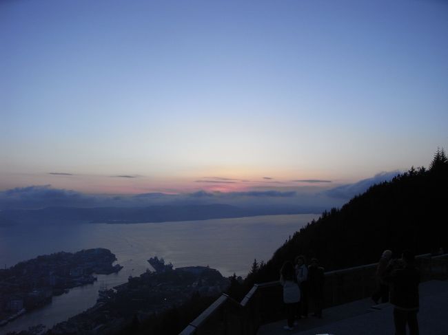 ２２時近くになってようやく日没。何か不思議な感覚になる。でも、綺麗な夕焼けだった。