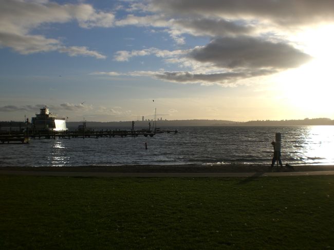 日にちは変わり<br />3/11（火）6：30発のアラスカ航空AS531でシアトルへ。<br />仕事も終わりホテルチェックイン後、ブラブラと。<br />夕暮れのワシントン湖