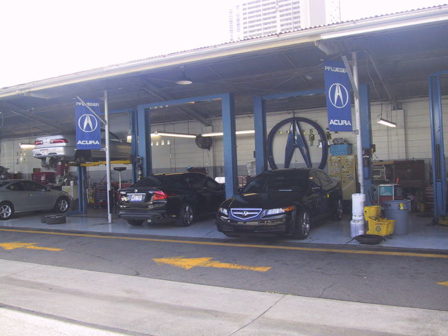 アキュラに用事があったので行ってきました。正面に写っている車は当時の何でしょうか？日本では見かけない車ですね・・・。お買い物したので帽子と特殊なボールペンを頂きました！